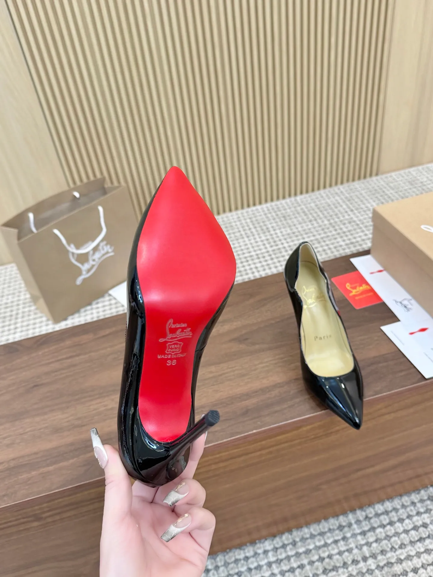 👟👟Ex-factory price 440 👟👟 Genuine leather sole +40 shipped all year round 💝Christian Louboutin CL👠 "Imported cow patent leather💎 series" noble and luxurious, real blingbling👟👟 real materials, all customized by the pattern maker, and the materials are made of original customized materials, achieving the taste of the original 5 color options💍 Upper: imported 👉cow patent leather💪 lining: sheepskin foot pad/lining code number: 34-40.41.42 heel height: two options: 10.5cm and 8.5cm